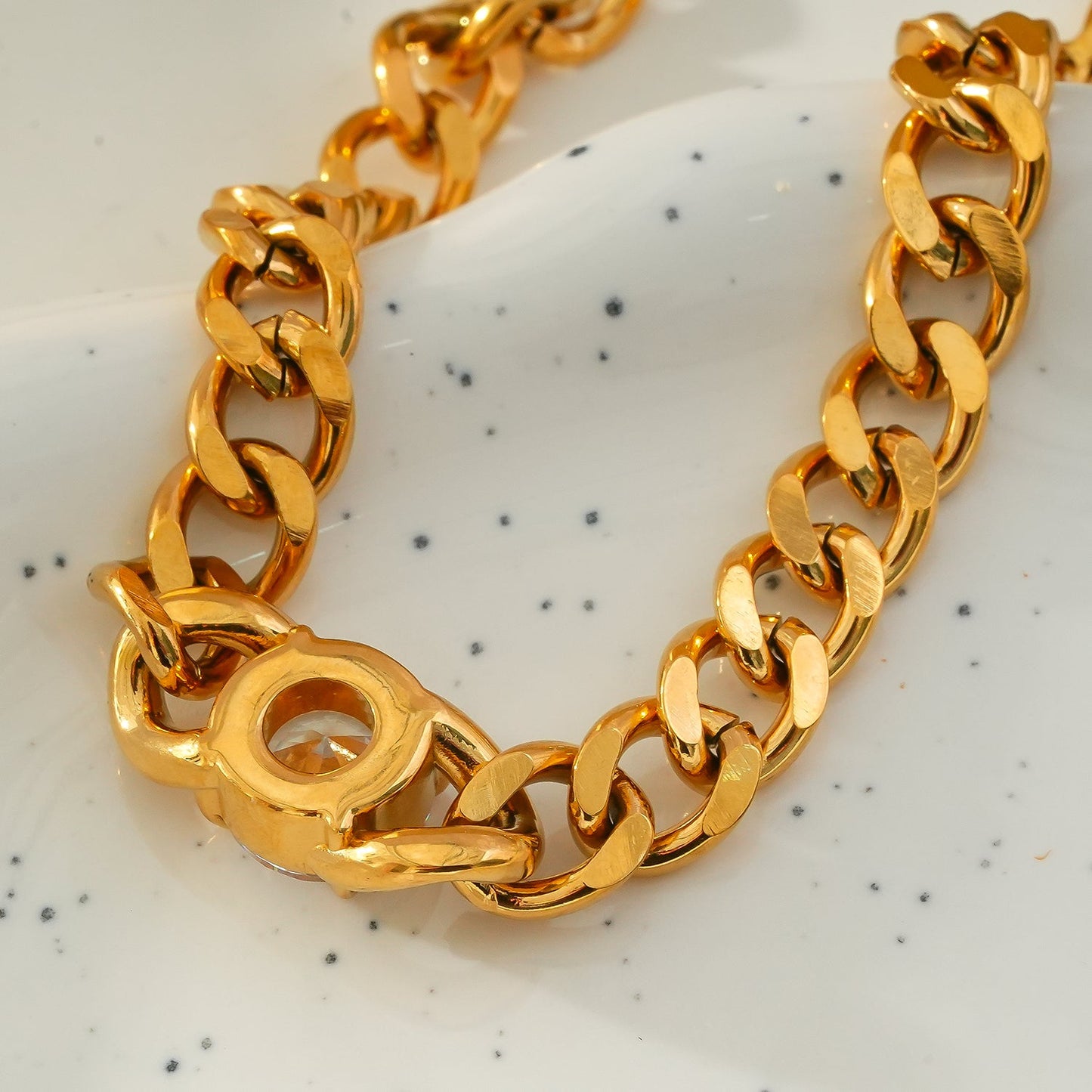 JATDAL Gold : Bracelet maille cubaine avec un saphir moissanite étincelant en pièce maîtresse