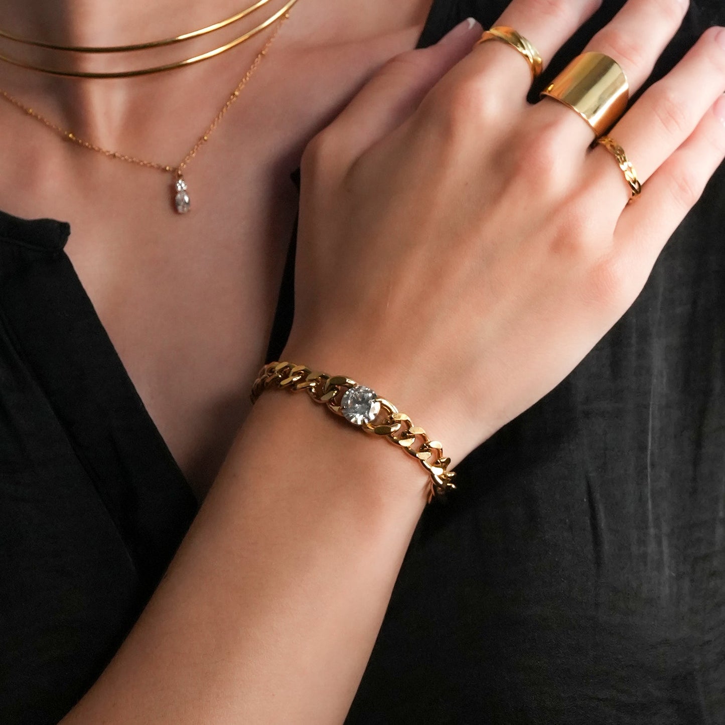 JATDAL Gold : Bracelet maille cubaine avec un saphir moissanite étincelant en pièce maîtresse