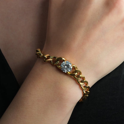 JATDAL Gold : Bracelet maille cubaine avec un saphir moissanite étincelant en pièce maîtresse