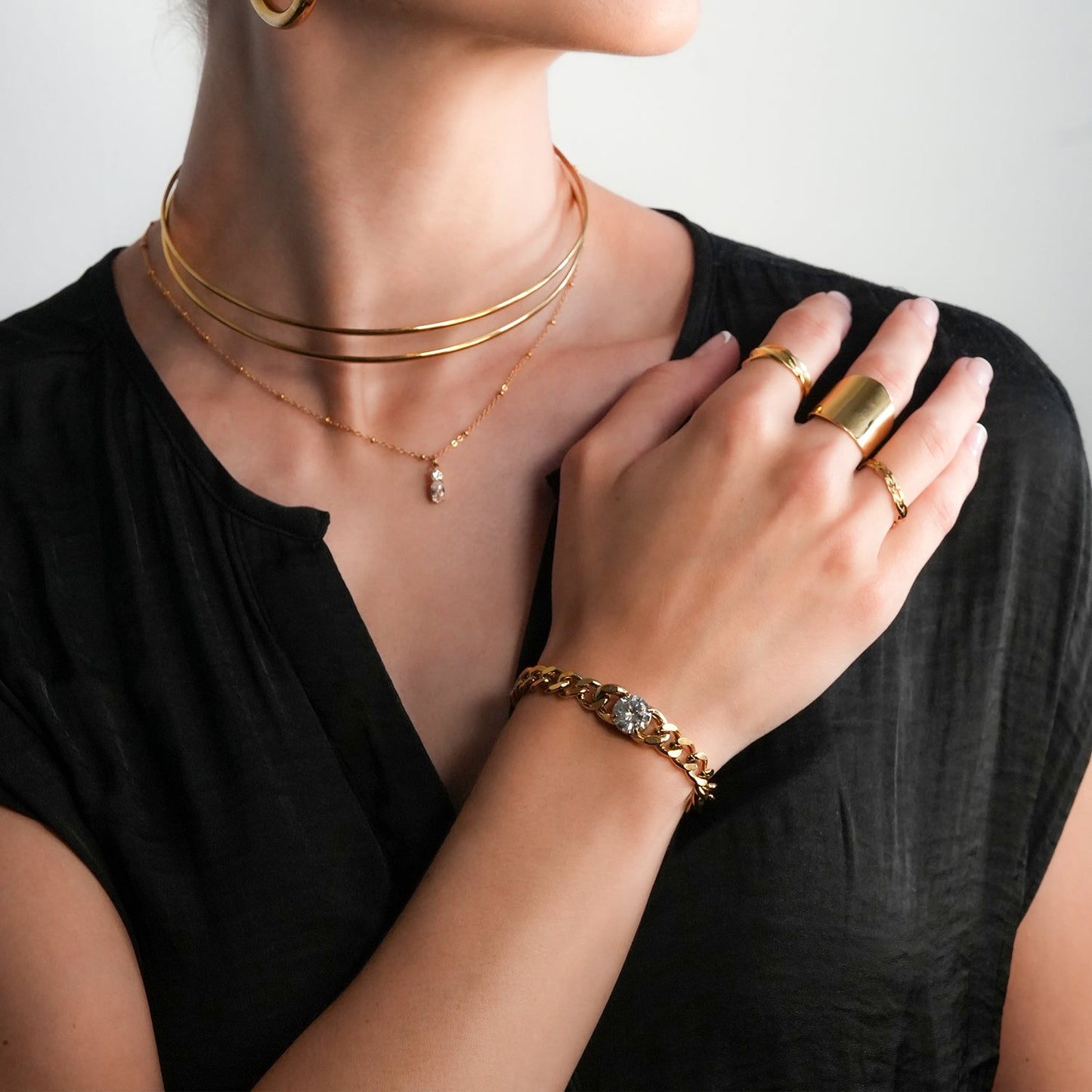 JATDAL Gold : Bracelet maille cubaine avec un saphir moissanite étincelant en pièce maîtresse