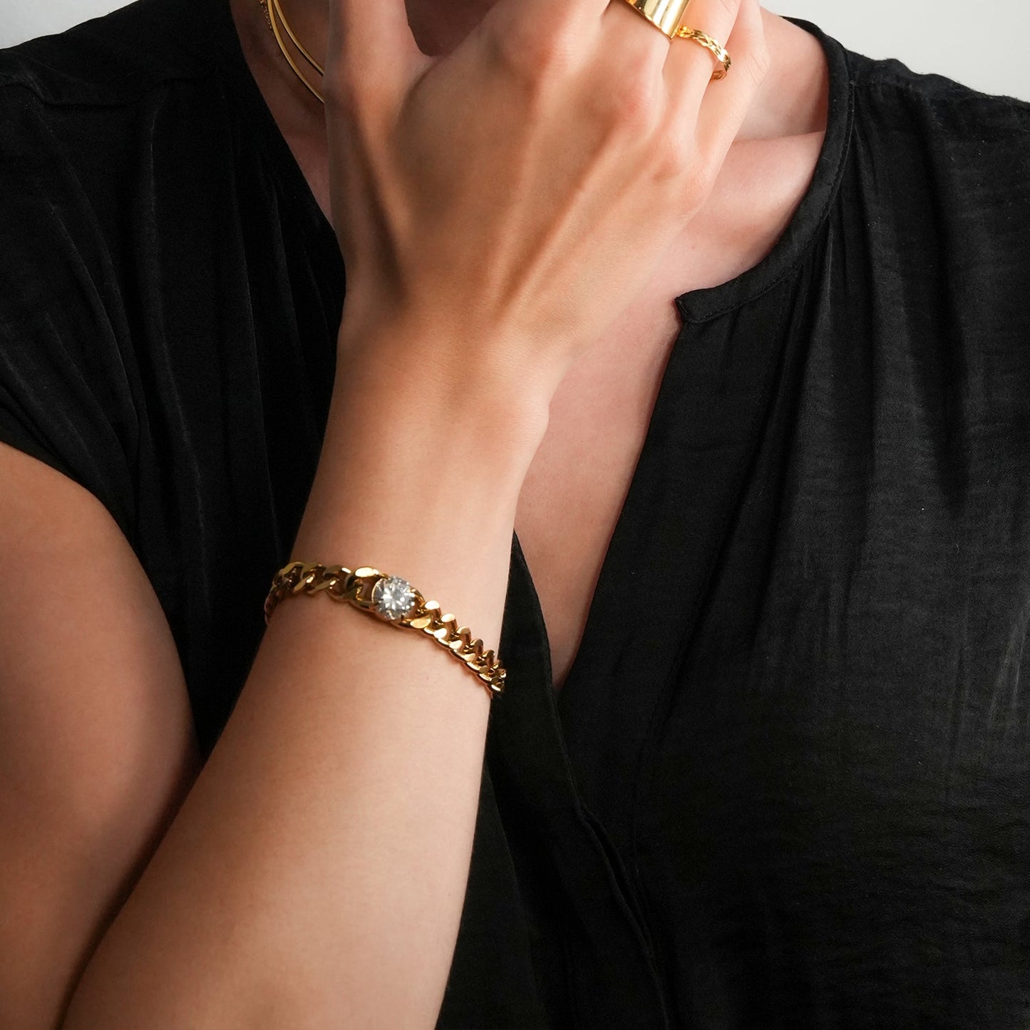 JATDAL Gold : Bracelet maille cubaine avec un saphir moissanite étincelant en pièce maîtresse