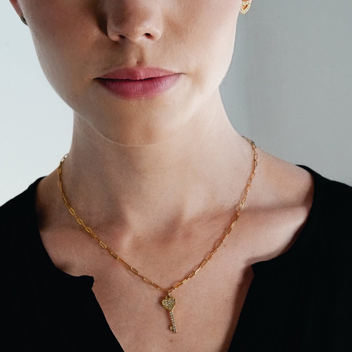 JAZRINA Gold: Collier pendentif clé et cœur pavé sur chaîne trombone