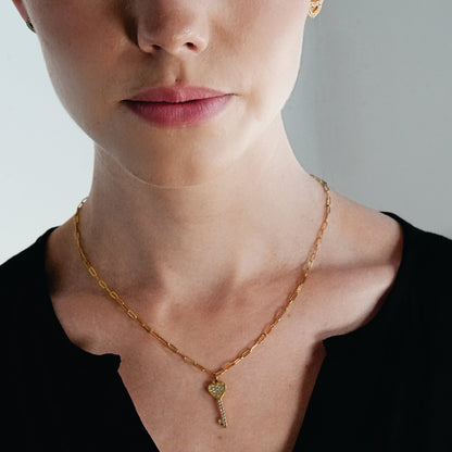 JAZRINA Gold: Collier pendentif clé et cœur pavé sur chaîne trombone