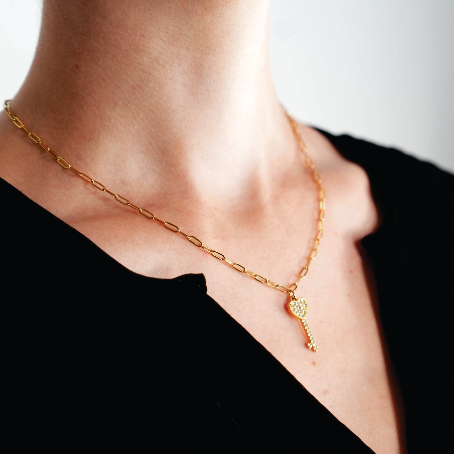 JAZRINA Gold: Collier pendentif clé et cœur pavé sur chaîne trombone