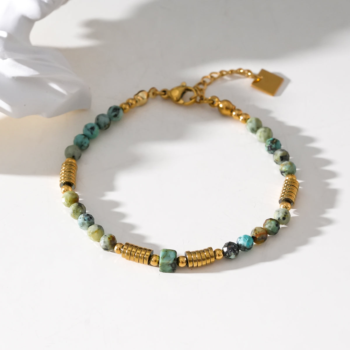 JEMIMA: Bracelet perlé en or et pierres de turquoise africaine