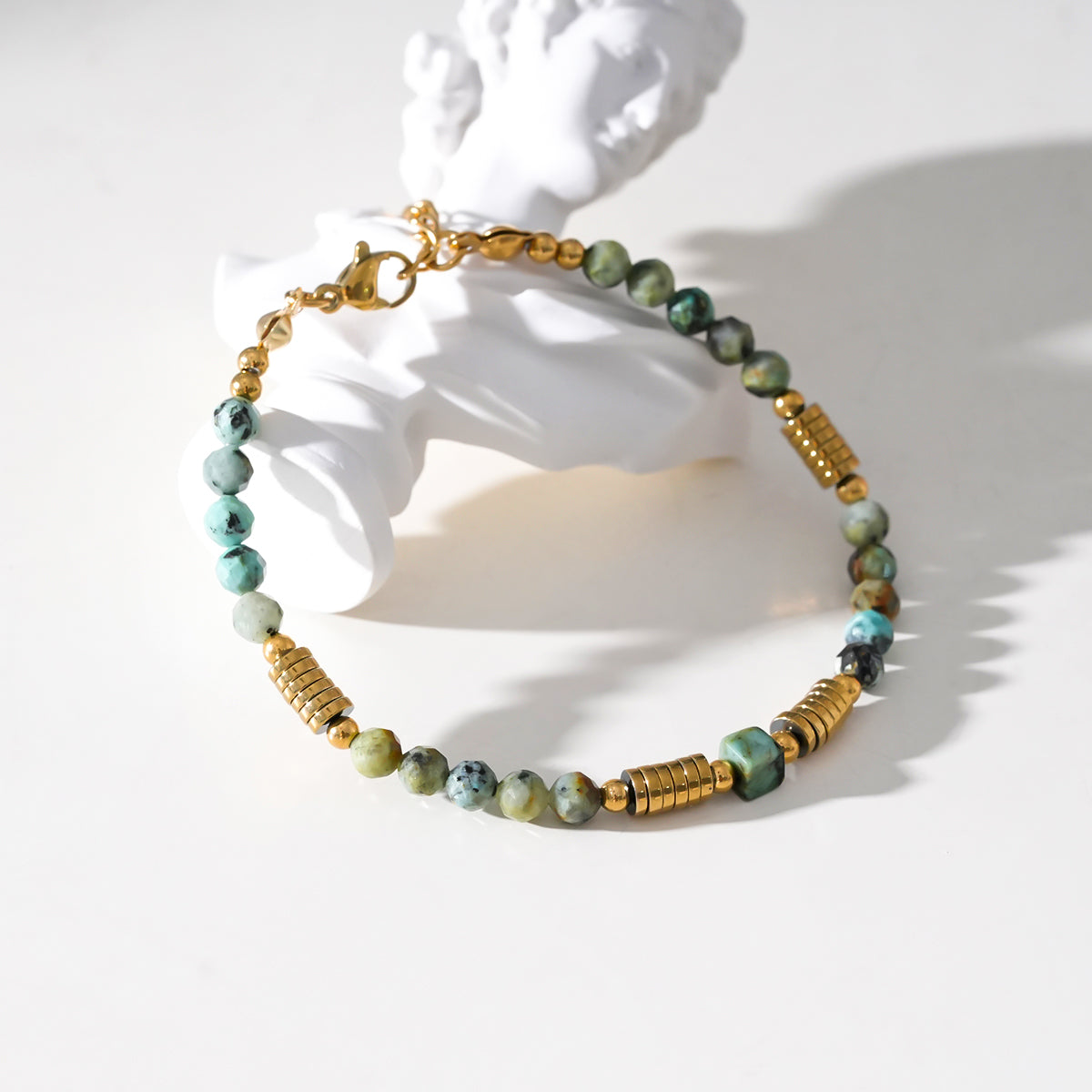 JEMIMA: Bracelet perlé en or et pierres de turquoise africaine
