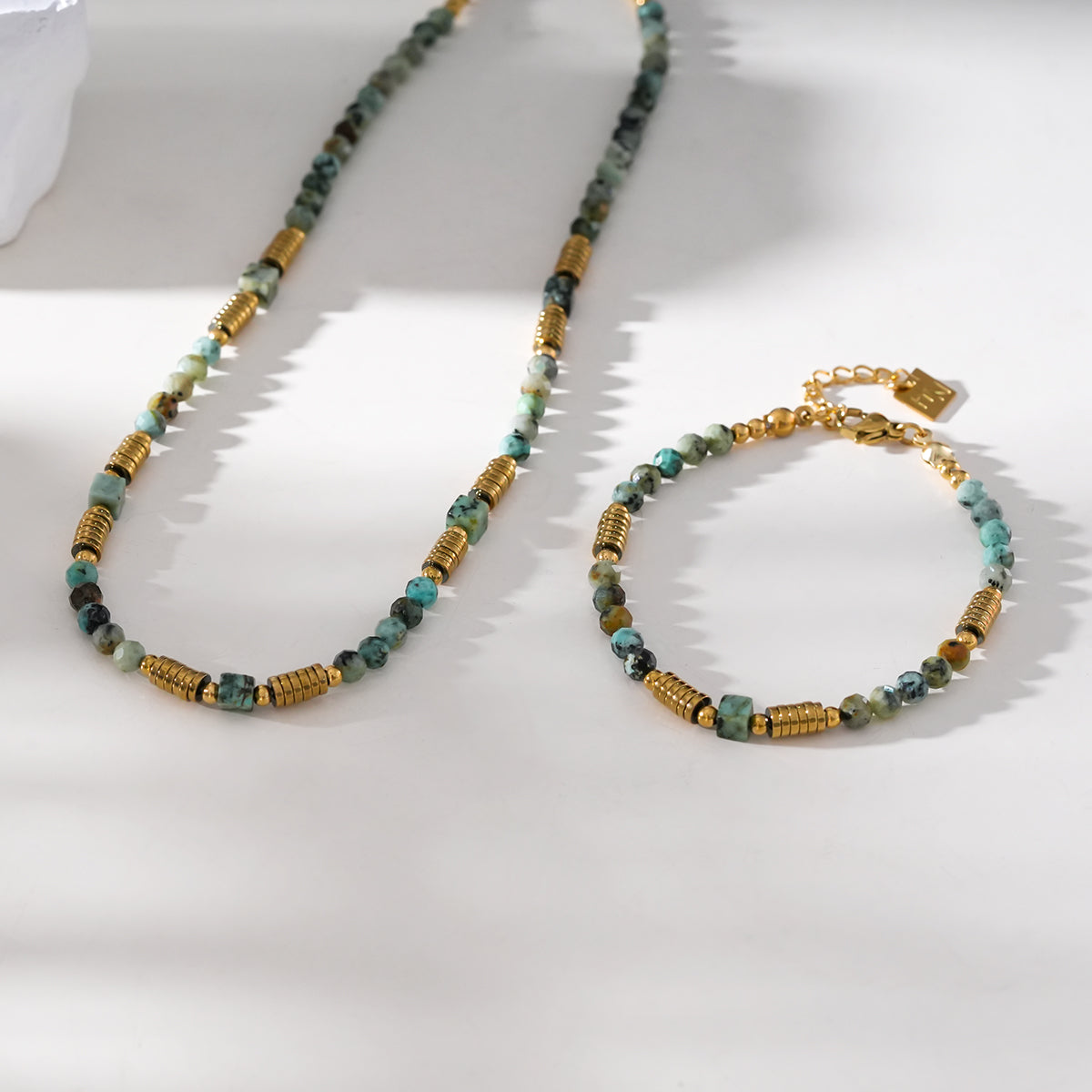 JEMIMA: Bracelet perlé en or et pierres de turquoise africaine