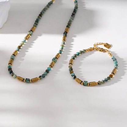 JEMIMA: Bracelet perlé en or et pierres de turquoise africaine