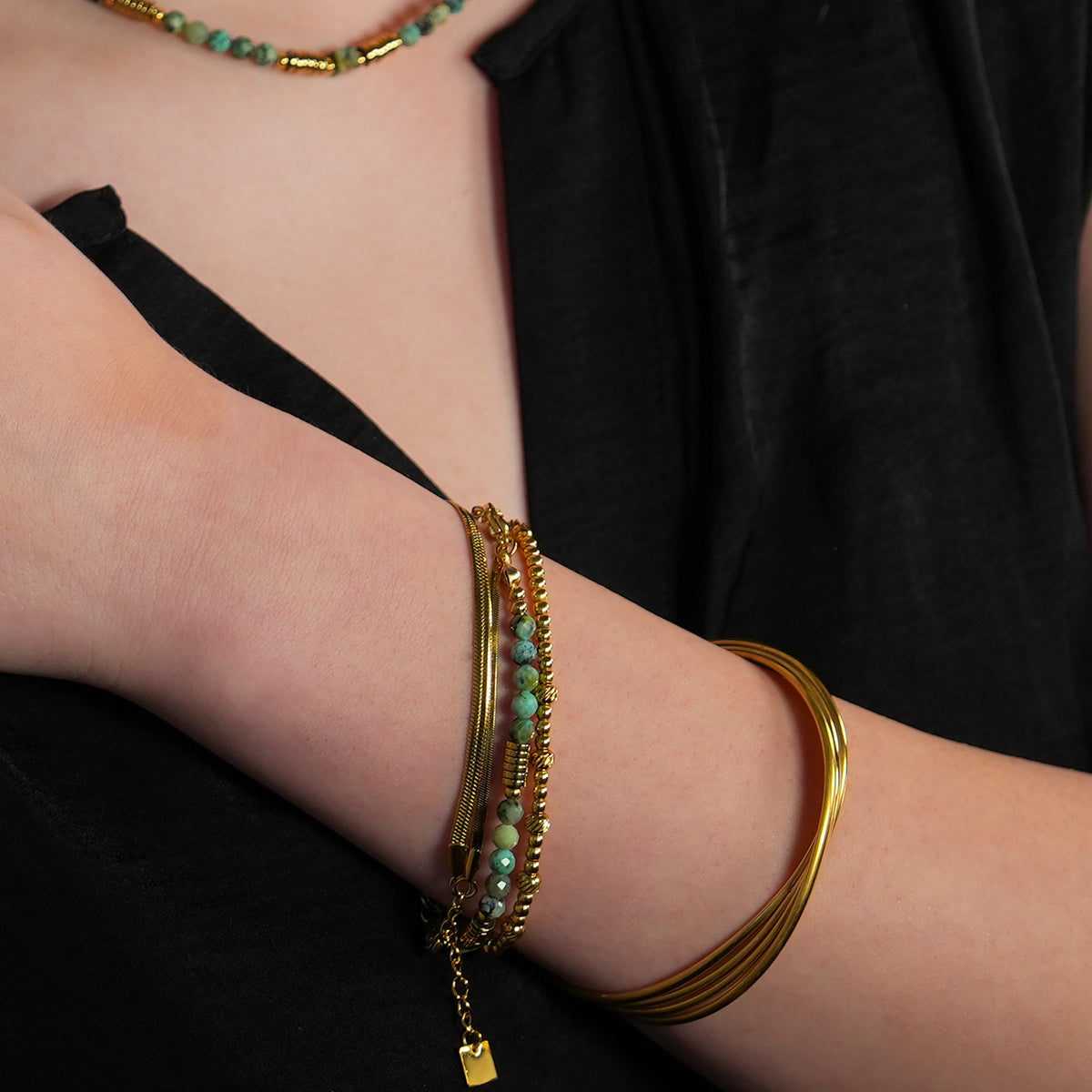 JEMIMA: Bracelet perlé en or et pierres de turquoise africaine
