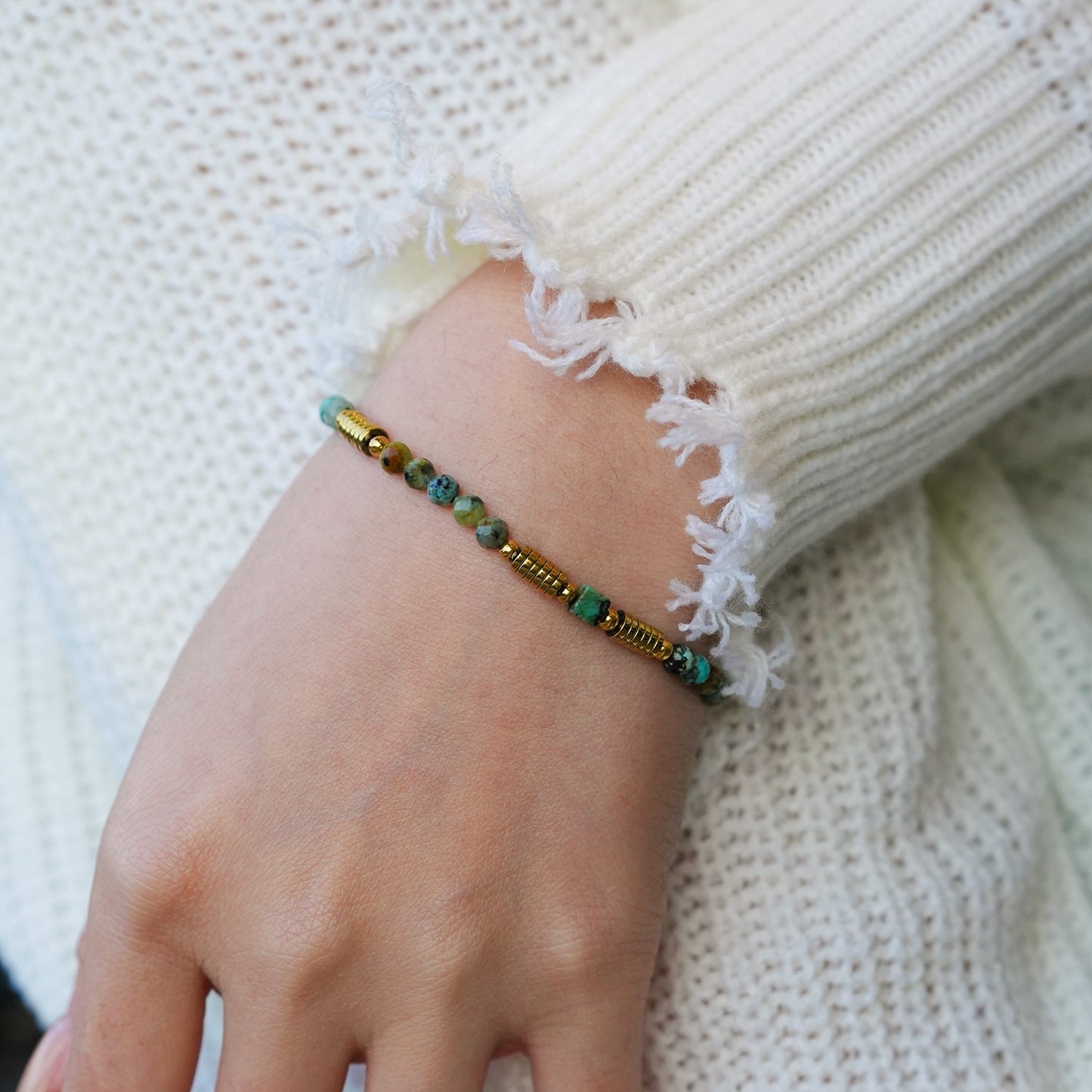 JEMIMA: Bracelet perlé en or et pierres de turquoise africaine