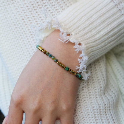 JEMIMA: Bracelet perlé en or et pierres de turquoise africaine