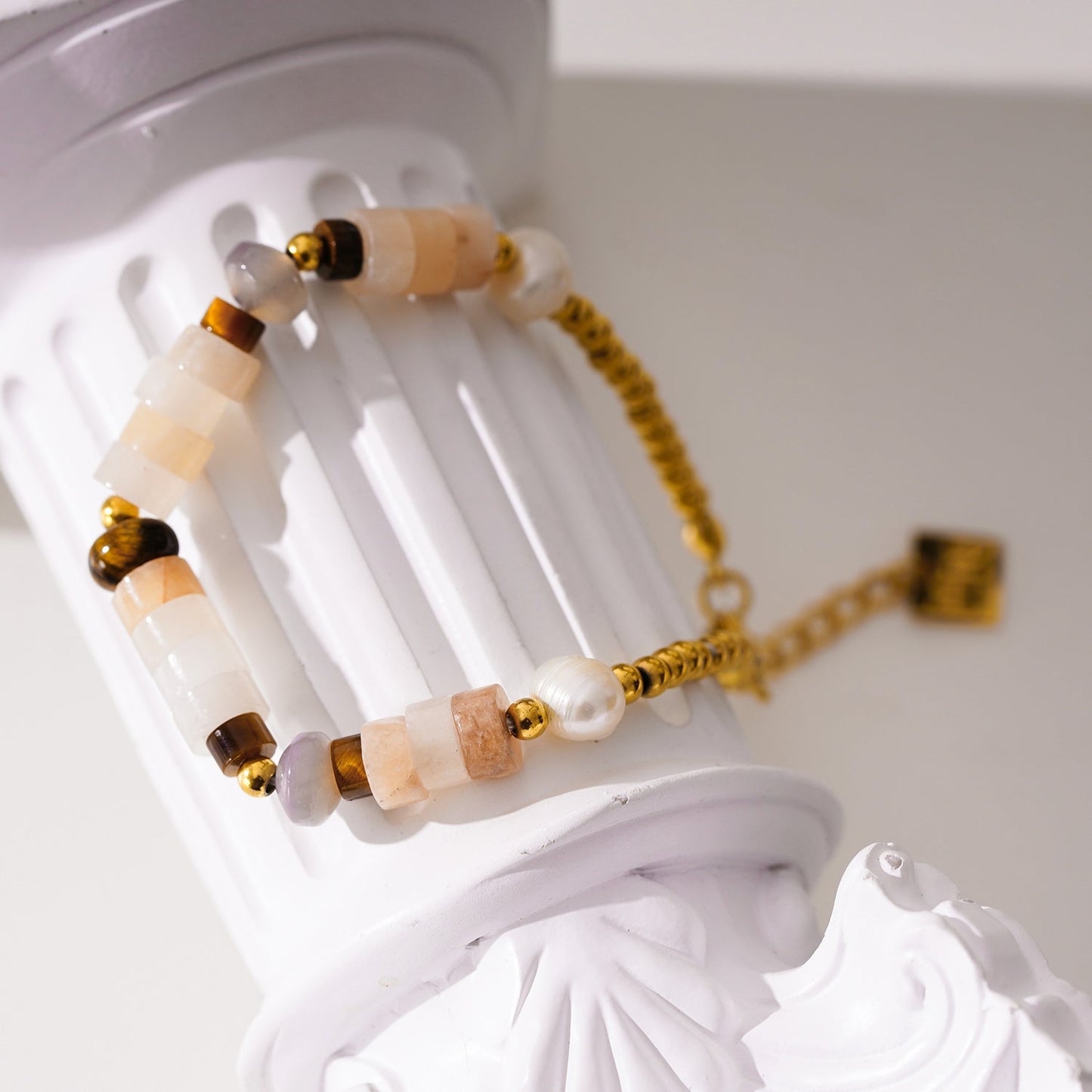 JERASA : Bracelet en pierres de calcédoine, perles d'eau douce et perles dorées.