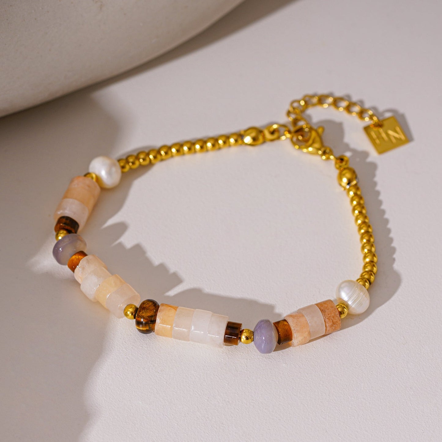 JERASA : Bracelet en pierres de calcédoine, perles d'eau douce et perles dorées.