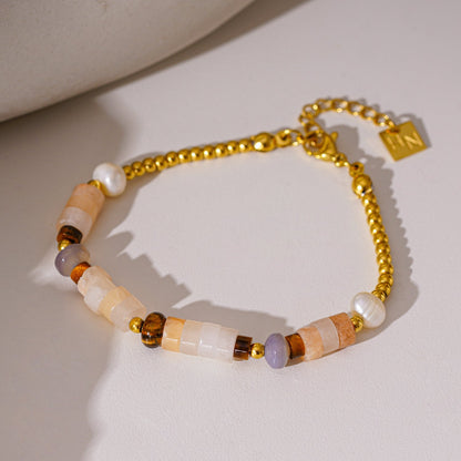JERASA : Bracelet en pierres de calcédoine, perles d'eau douce et perles dorées.