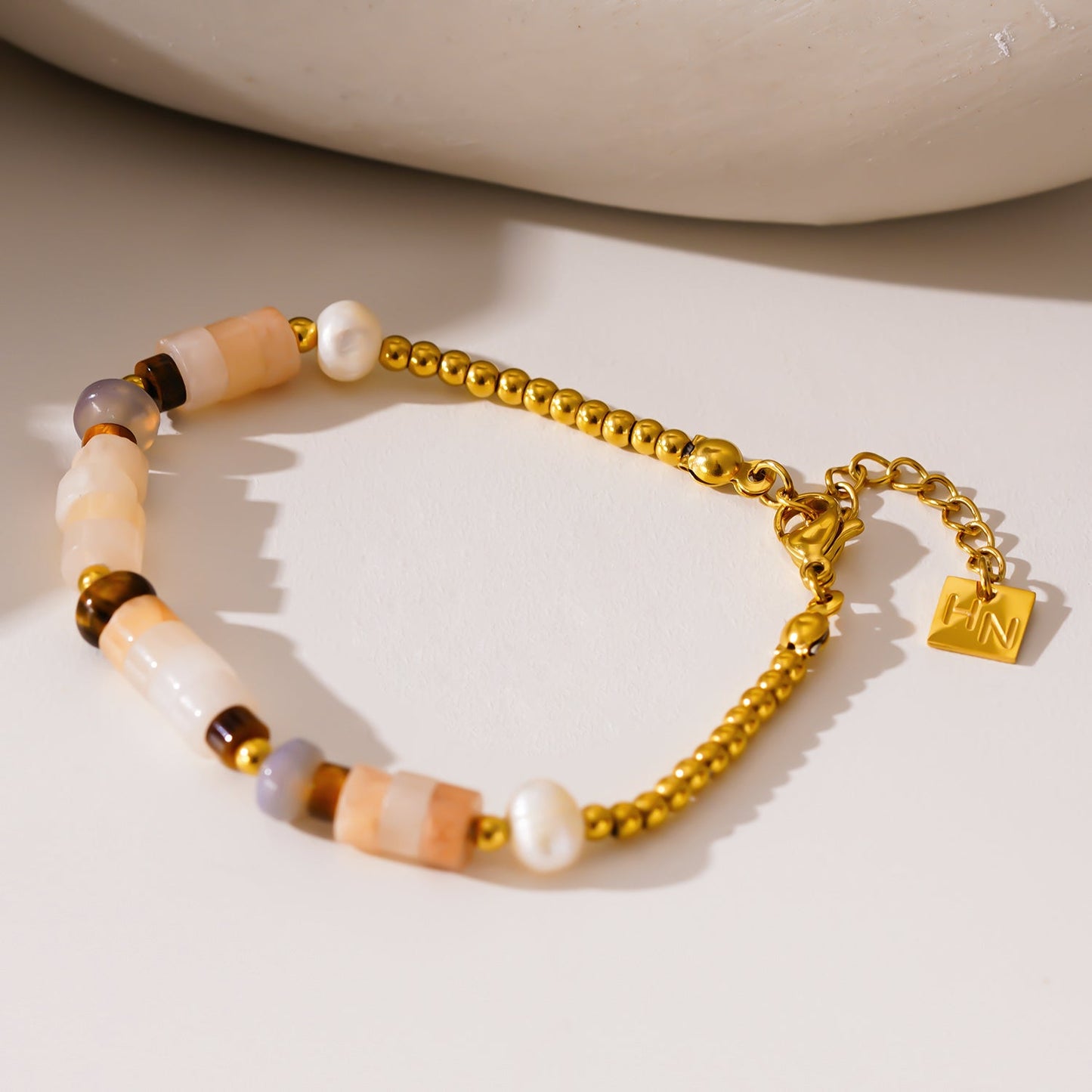 JERASA : Bracelet en pierres de calcédoine, perles d'eau douce et perles dorées.