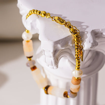 JERASA : Bracelet en pierres de calcédoine, perles d'eau douce et perles dorées.