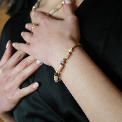 JERASA : Bracelet en pierres de calcédoine, perles d'eau douce et perles dorées.
