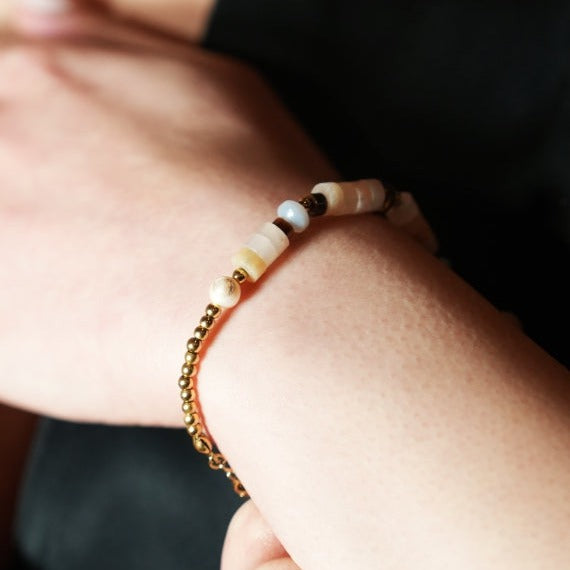JERASA : Bracelet en pierres de calcédoine, perles d'eau douce et perles dorées.