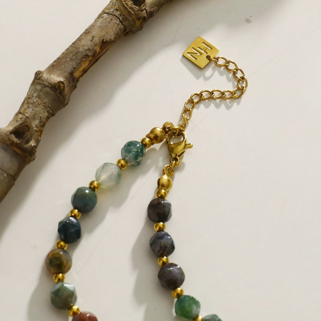 JULIETTA: Collier chaîne à perles dorées et pierres d'agate indienne