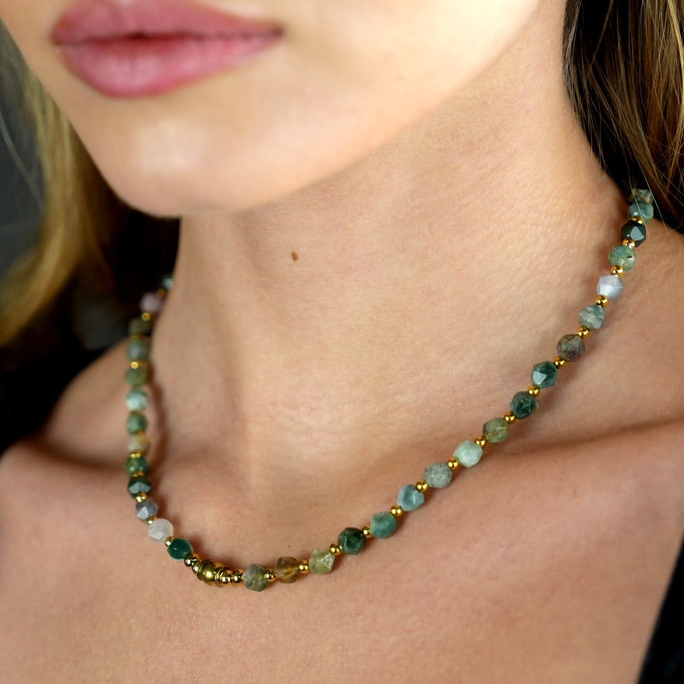 JULIETTA: Collier chaîne à perles dorées et pierres d'agate indienne