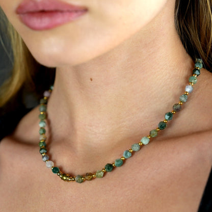 JULIETTA: Collier chaîne à perles dorées et pierres d'agate indienne