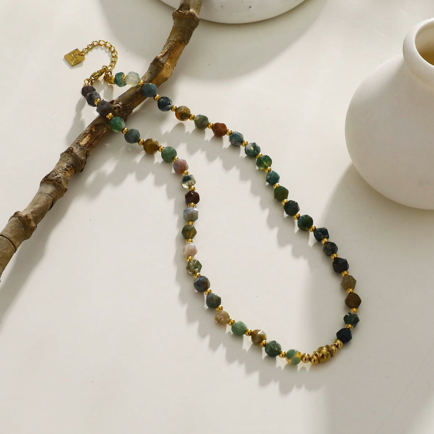 JULIETTA: Collier chaîne à perles dorées et pierres d'agate indienne