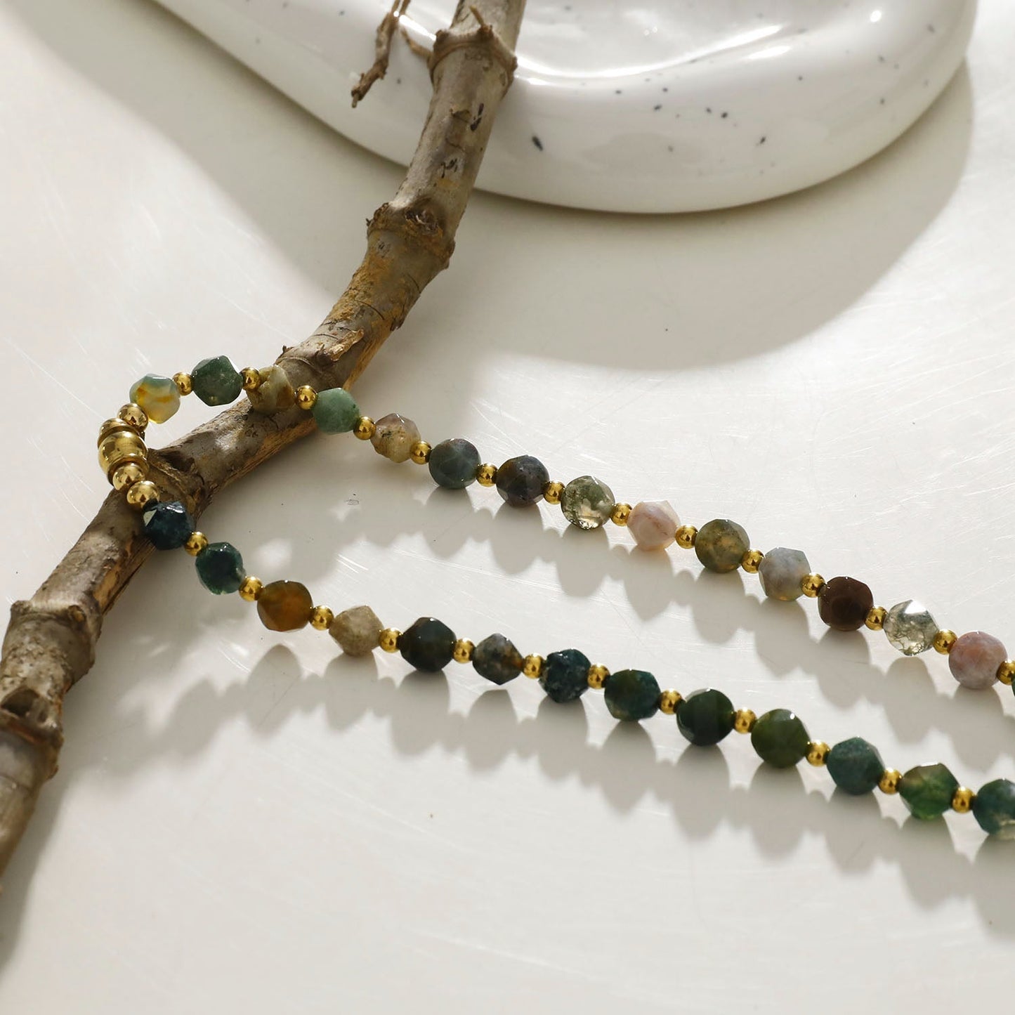 JULIETTA: Collier chaîne à perles dorées et pierres d'agate indienne