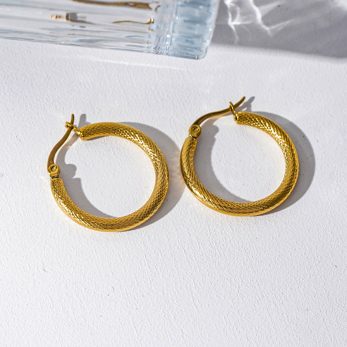 Créoles de jour comme de nuit JUNKA Gold : motif tressé de largeur moyenne