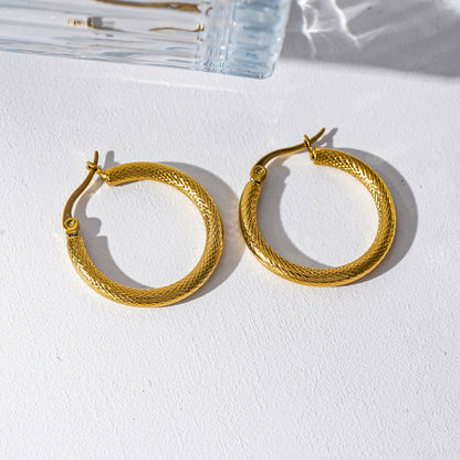 Créoles de jour comme de nuit JUNKA Gold : motif tressé de largeur moyenne