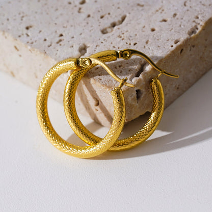 Créoles de jour comme de nuit JUNKA Gold : motif tressé de largeur moyenne