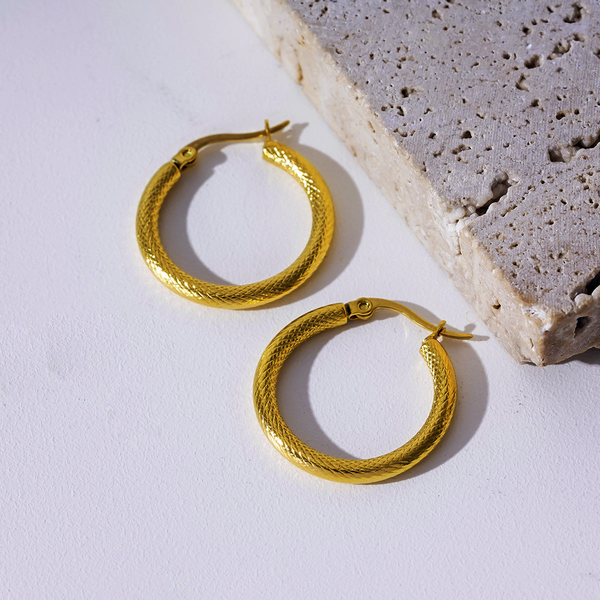 Créoles de jour comme de nuit JUNKA Gold : motif tressé de largeur moyenne