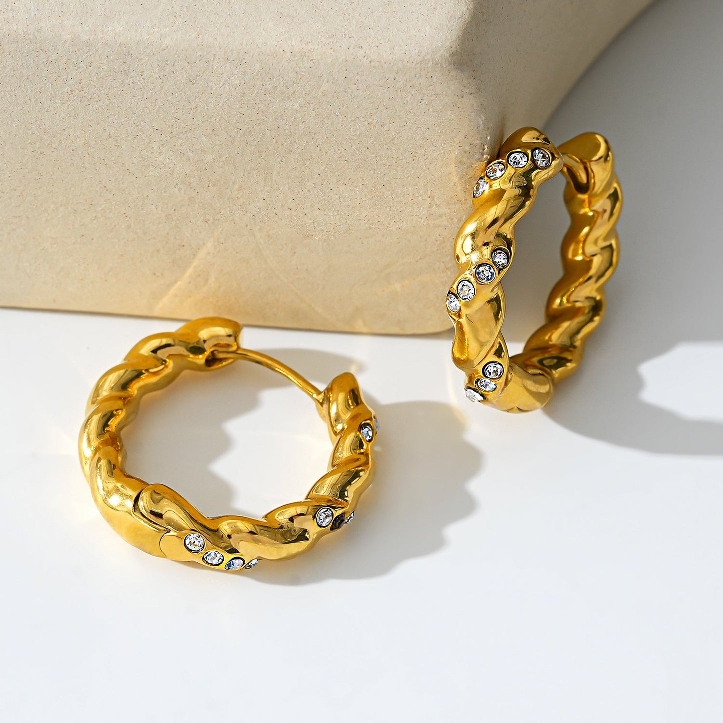 Style KAMENZ : Créoles torsadées texturées avec ornements en zircon.
