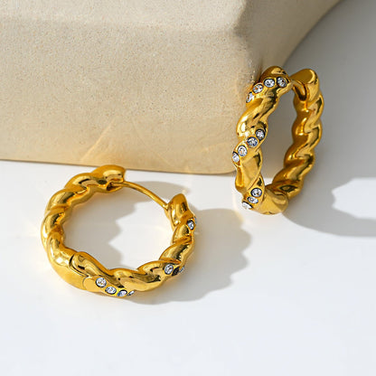 Style KAMENZ : Créoles torsadées texturées avec ornements en zircon.