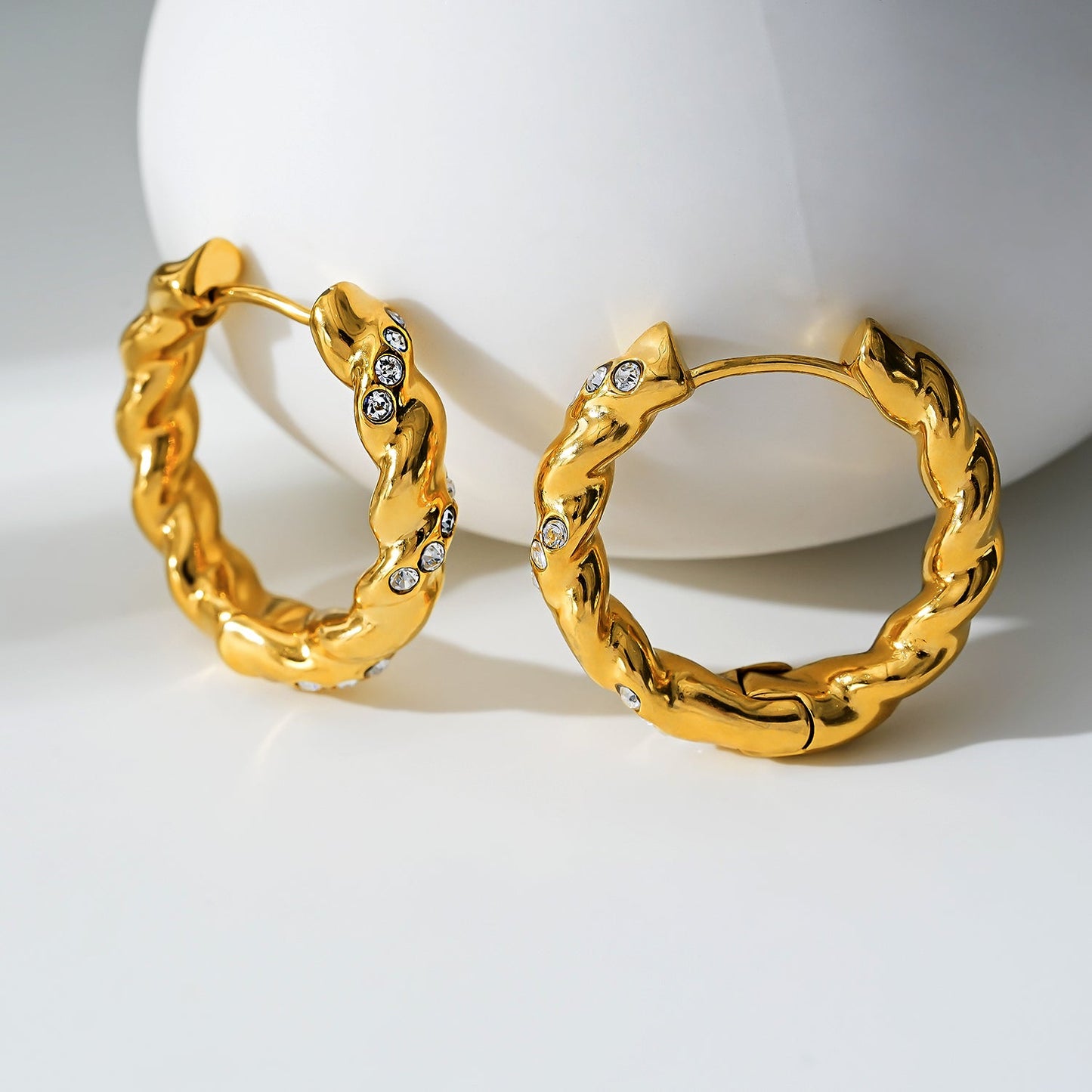 Style KAMENZ : Créoles torsadées texturées avec ornements en zircon.