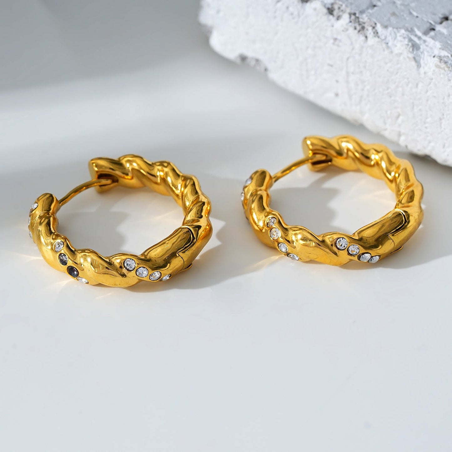 Style KAMENZ : Créoles torsadées texturées avec ornements en zircon.