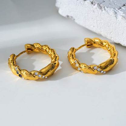 Style KAMENZ : Créoles torsadées texturées avec ornements en zircon.