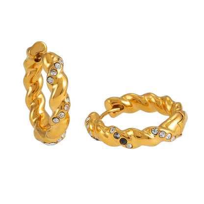 Style KAMENZ : Créoles torsadées texturées avec ornements en zircon.