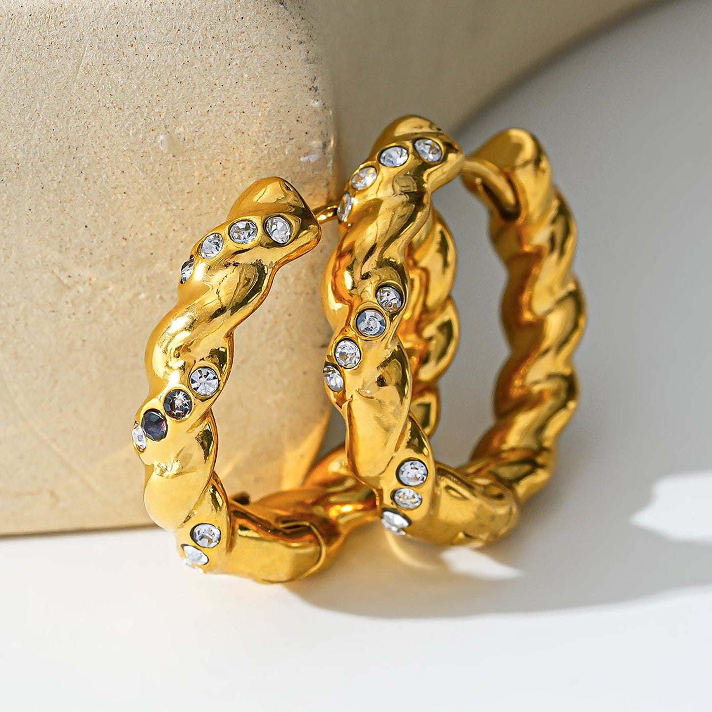 Style KAMENZ : Créoles torsadées texturées avec ornements en zircon.