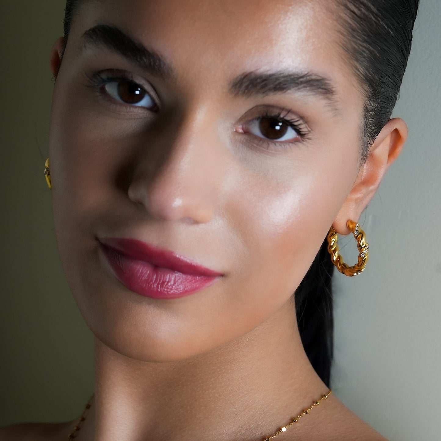 Style KAMENZ : Créoles torsadées texturées avec ornements en zircon.