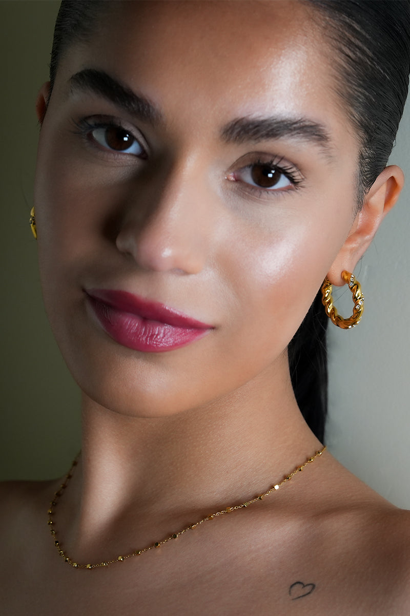 Style KAMENZ : Créoles torsadées texturées avec ornements en zircon.