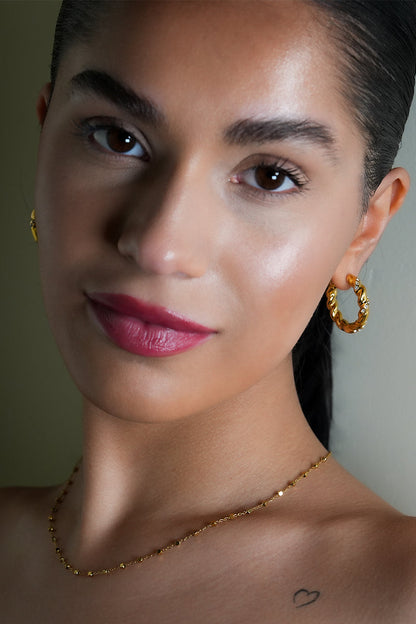 Style KAMENZ : Créoles torsadées texturées avec ornements en zircon.