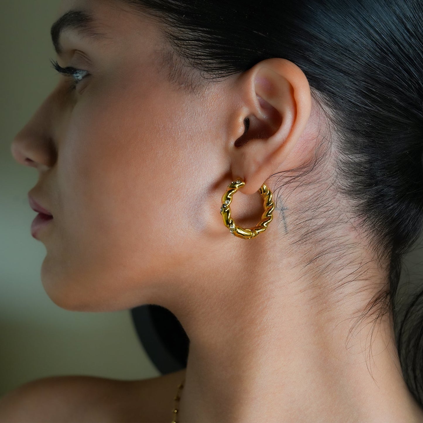 Style KAMENZ : Créoles torsadées texturées avec ornements en zircon.