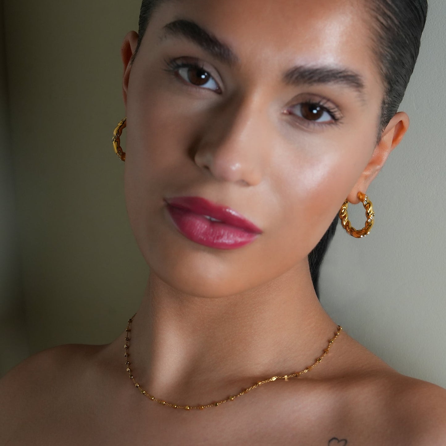 Style KAMENZ : Créoles torsadées texturées avec ornements en zircon.