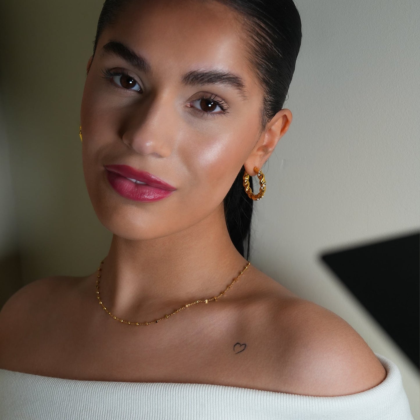 Style KAMENZ : Créoles torsadées texturées avec ornements en zircon.