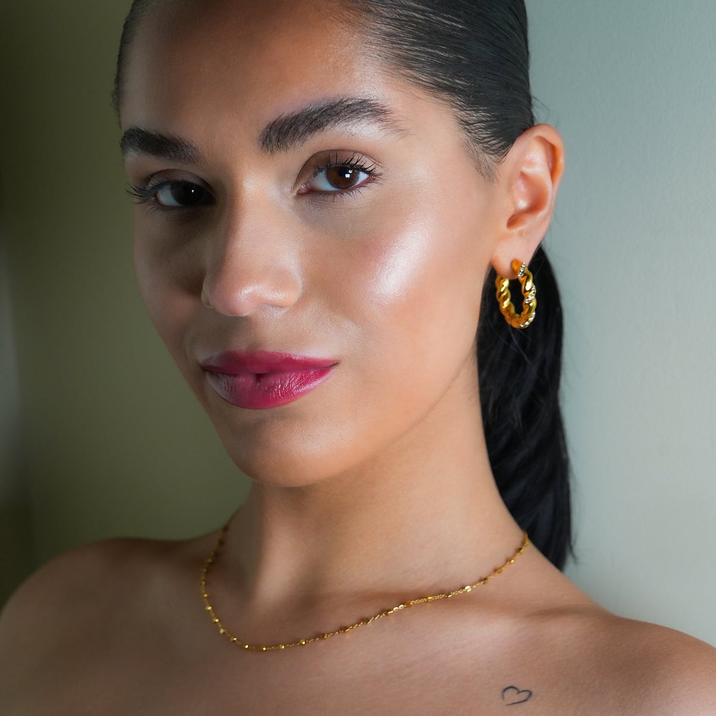 Style KAMENZ : Créoles torsadées texturées avec ornements en zircon.