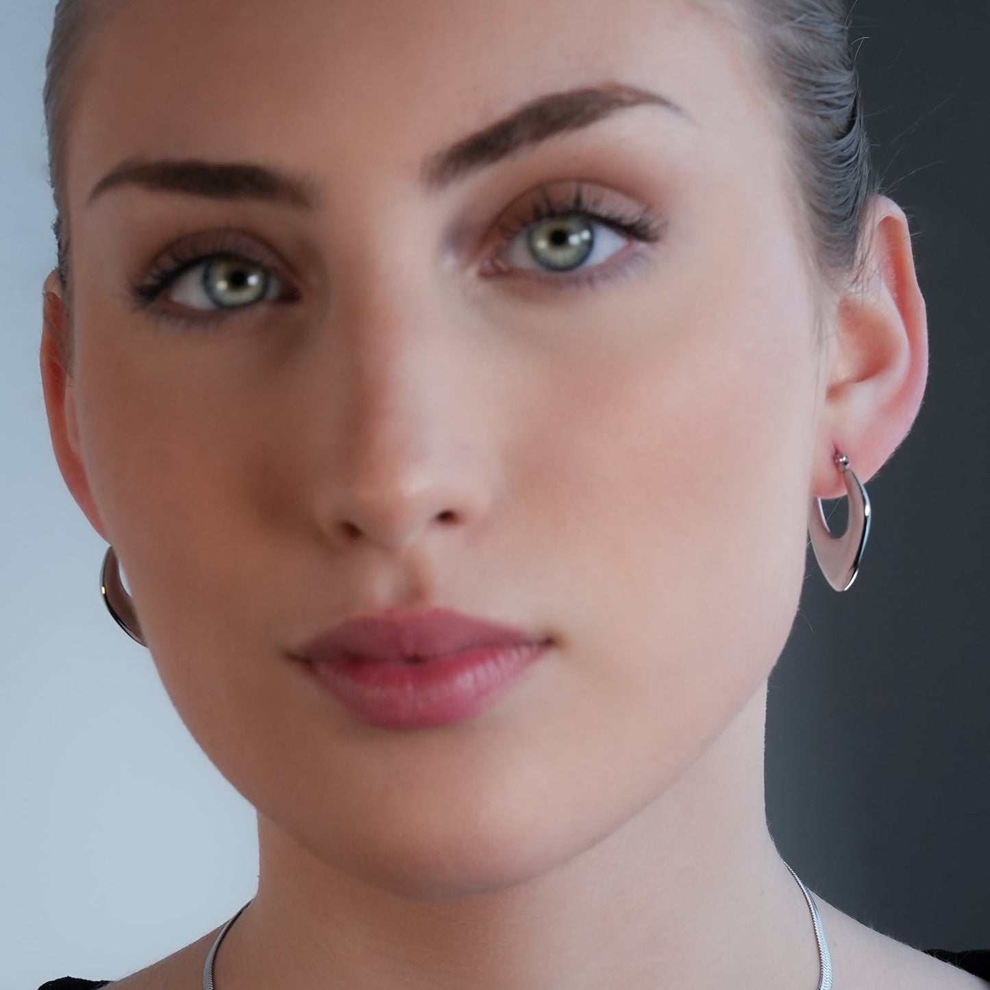 KAMIRA Or Blanc (tonalité argentée) : Boucles d'oreilles créoles géométriques asymétriques