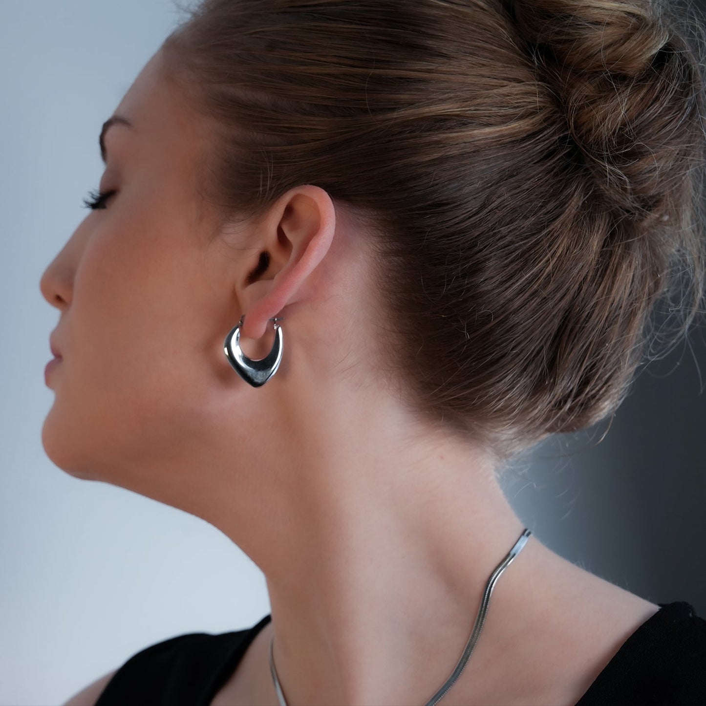 KAMIRA Or Blanc (tonalité argentée) : Boucles d'oreilles créoles géométriques asymétriques