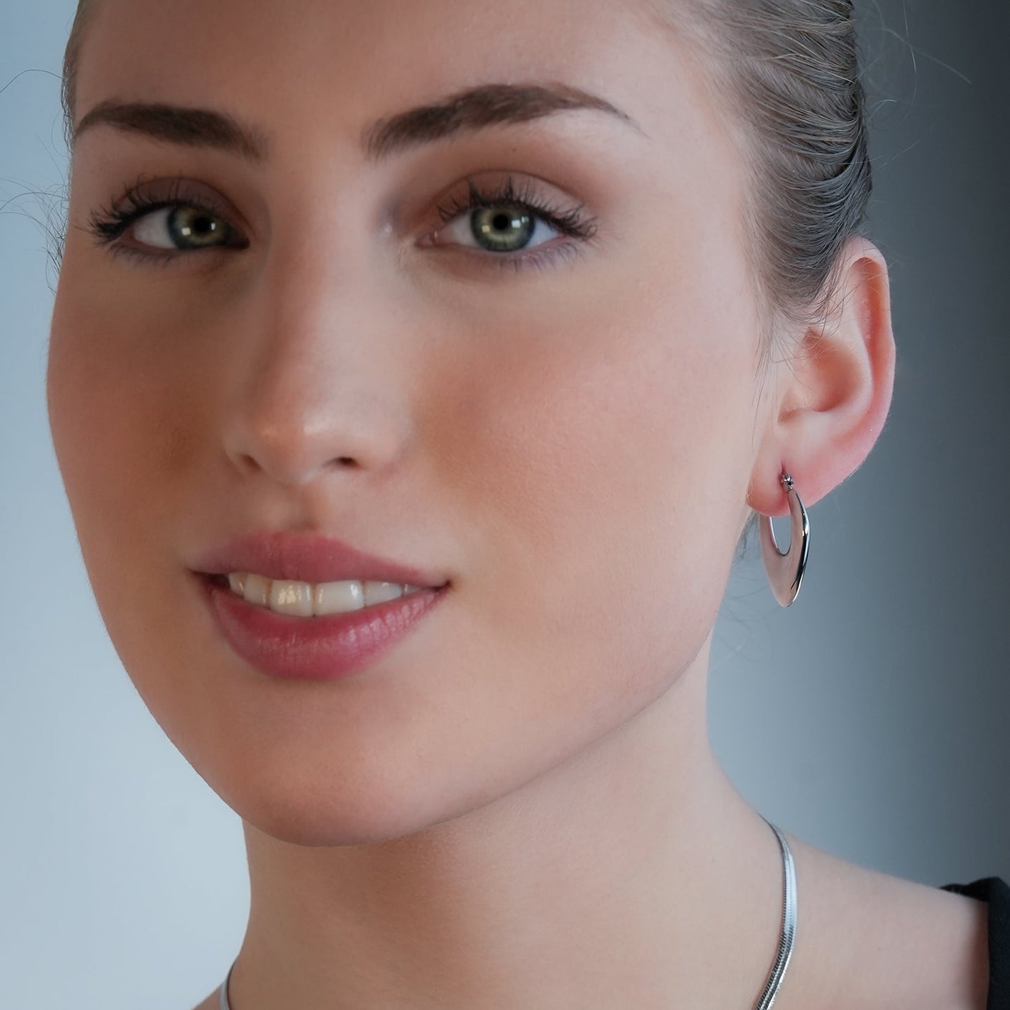 KAMIRA Or Blanc (tonalité argentée) : Boucles d'oreilles créoles géométriques asymétriques