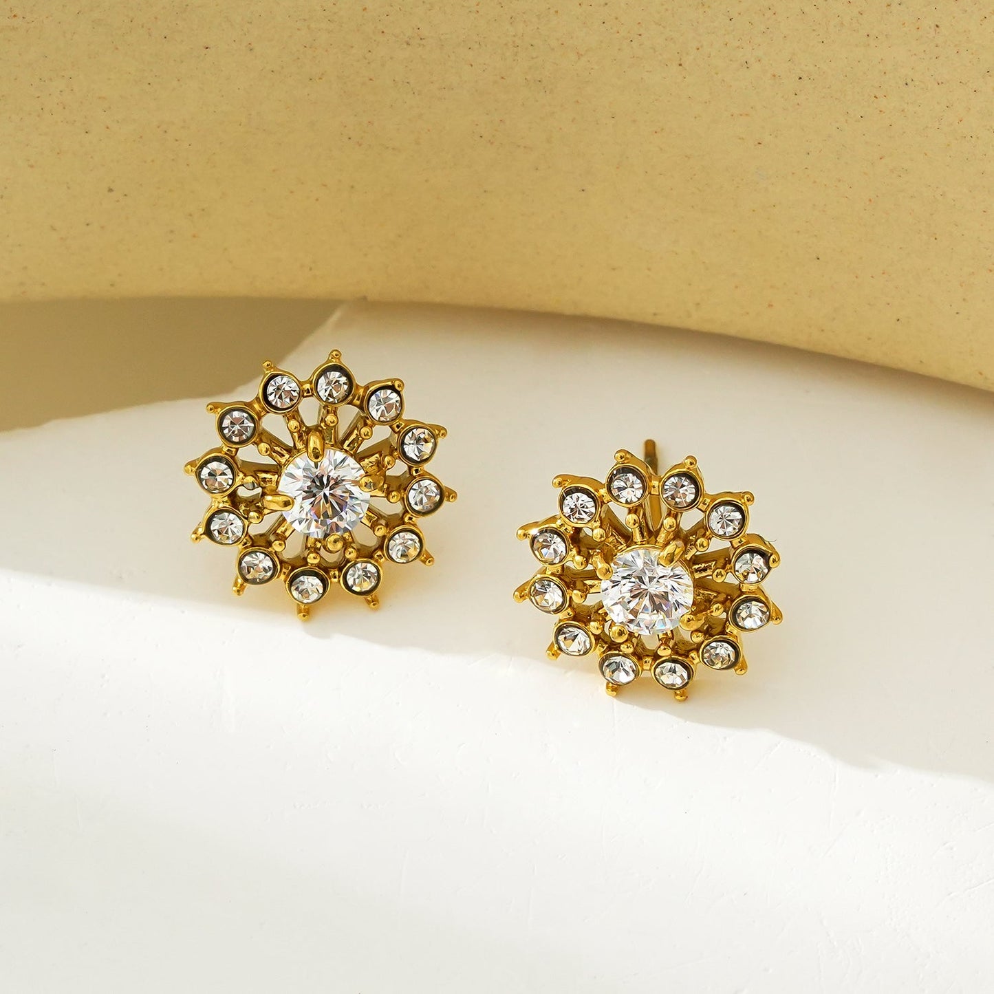Or KERELA : Boucles d'oreilles clous étincelantes en oxyde de zirconium (CZ)