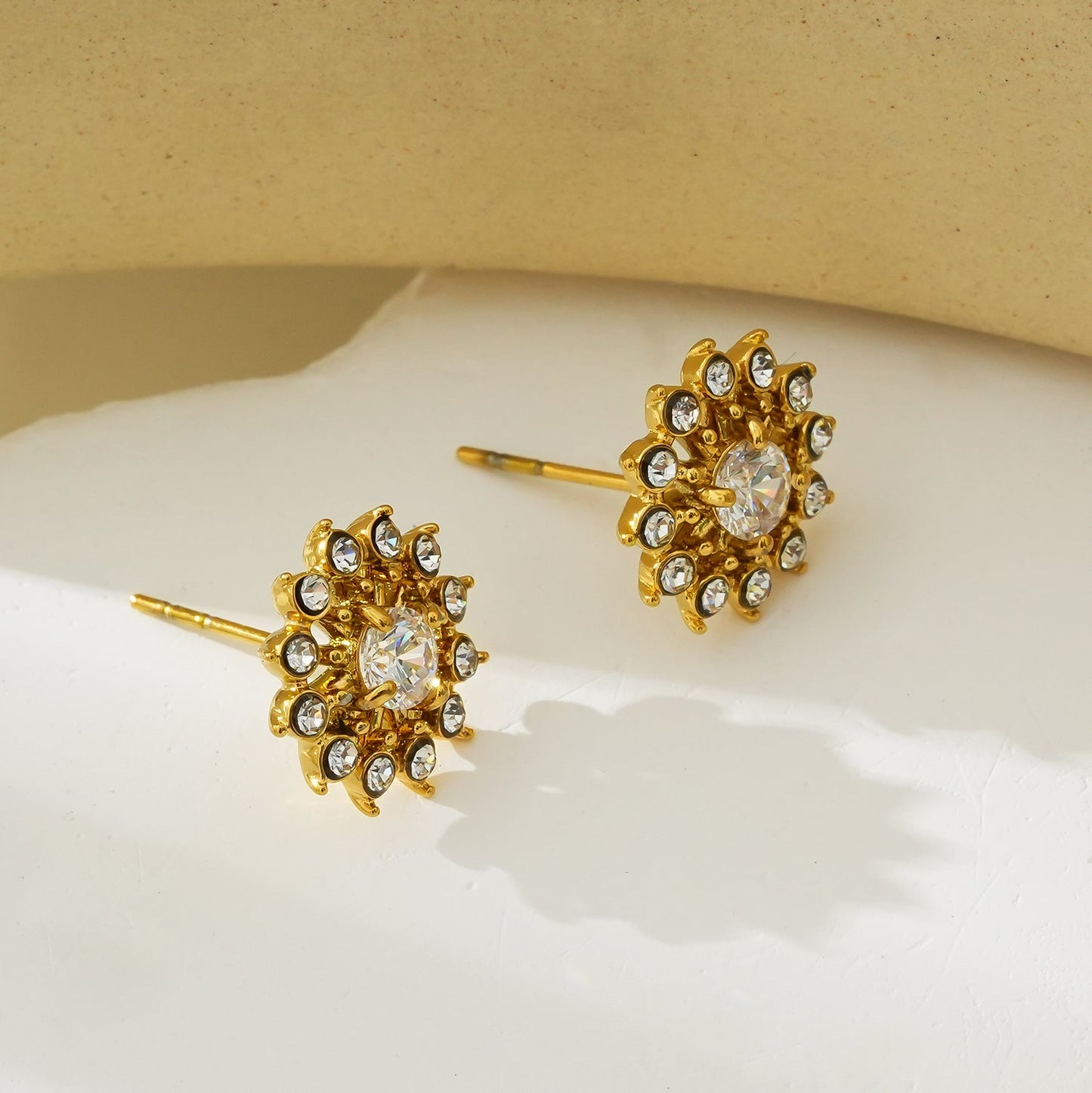 Or KERELA : Boucles d'oreilles clous étincelantes en oxyde de zirconium (CZ)